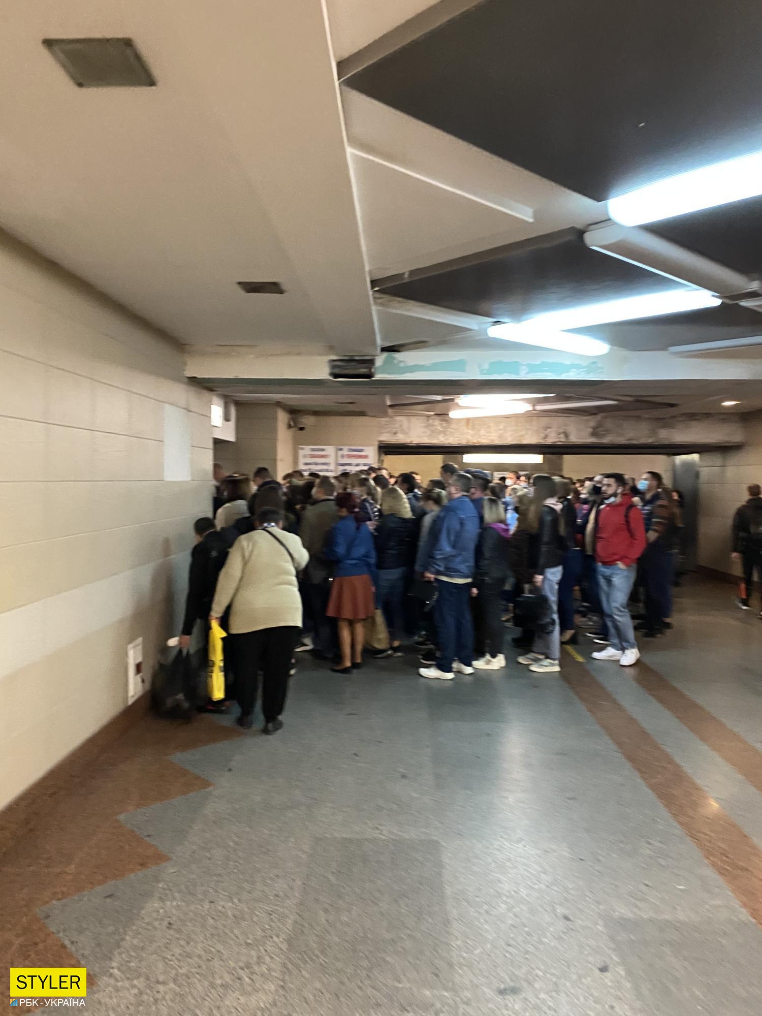 В метро Киева образовалась огромная "пробка": о дистанции не слышали